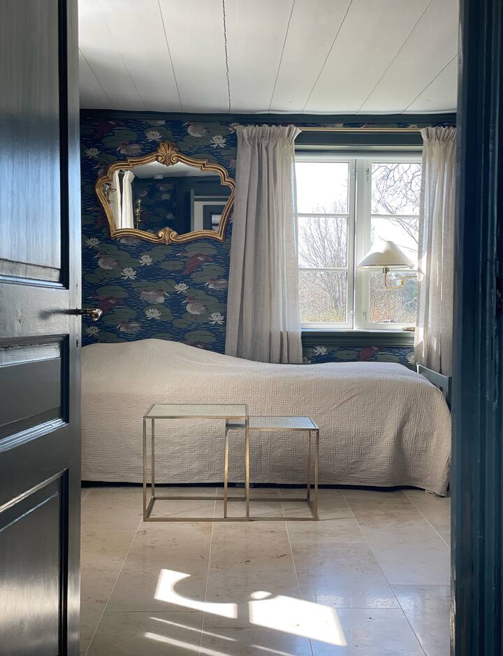 Välkommen in i sovrum 3. En bäddsoffa som antingen kan användas som en säng direkt, eller bäddas ut till en säng för 2 personer. 