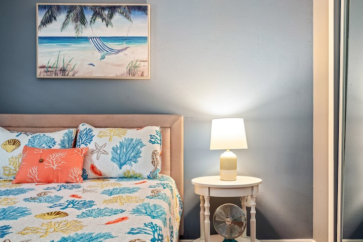 ห้องนอน 2 ที่ใกล้ขึ้นพร้อมเตียงคิงไซส์เตียงคู่และที่บังโคมไฟเรียบง่ายเพื่อความสง่างาม เหมาะสำหรับการพักผ่อนที่อบอุ่นในดะนีดินให้ทั้งความสะดวกสบายและเสน่ห์