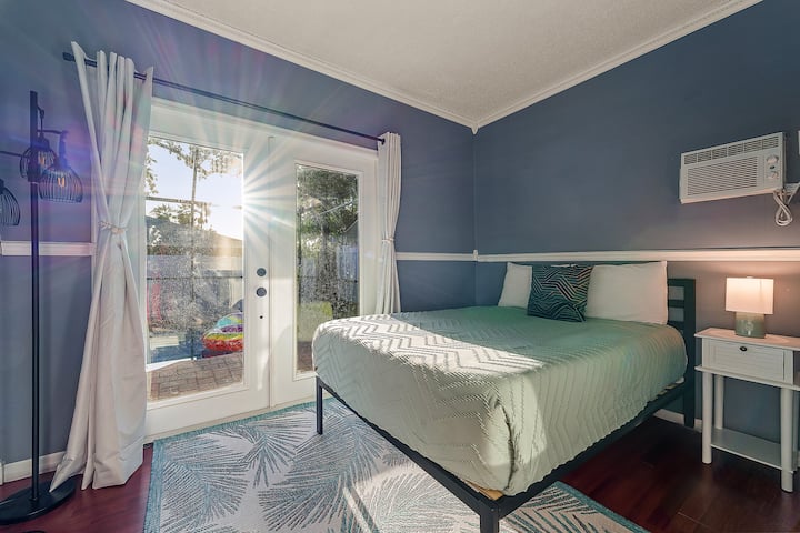 ห้องนอน 4 มีเตียงคู่ที่ผ่อนคลายจึงเป็นตัวเลือกที่เหมาะสำหรับการพักผ่อนและการสำรวจท้องถิ่นในดะนีดินที่สวยงาม