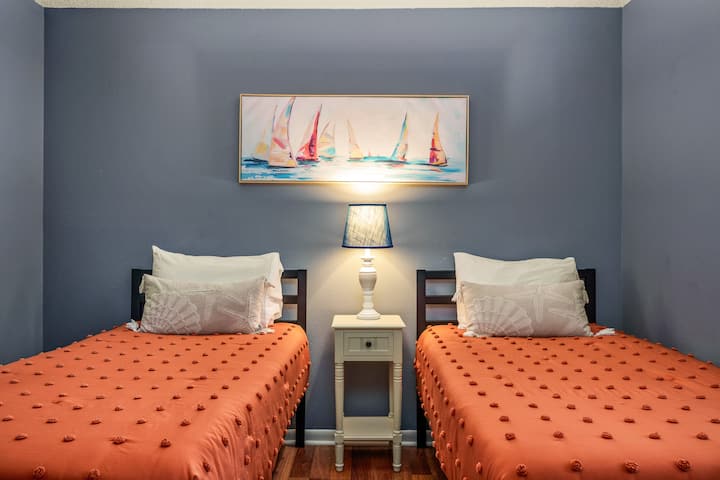 ห้องนอน 3 เหมาะสำหรับเด็กหรือเพื่อนที่มีเตียงเดี่ยวสองเตียงที่สะดวกสบาย จุดพักผ่อนที่สมบูรณ์แบบในดะนีดินที่งดงามราวกับภาพวาด