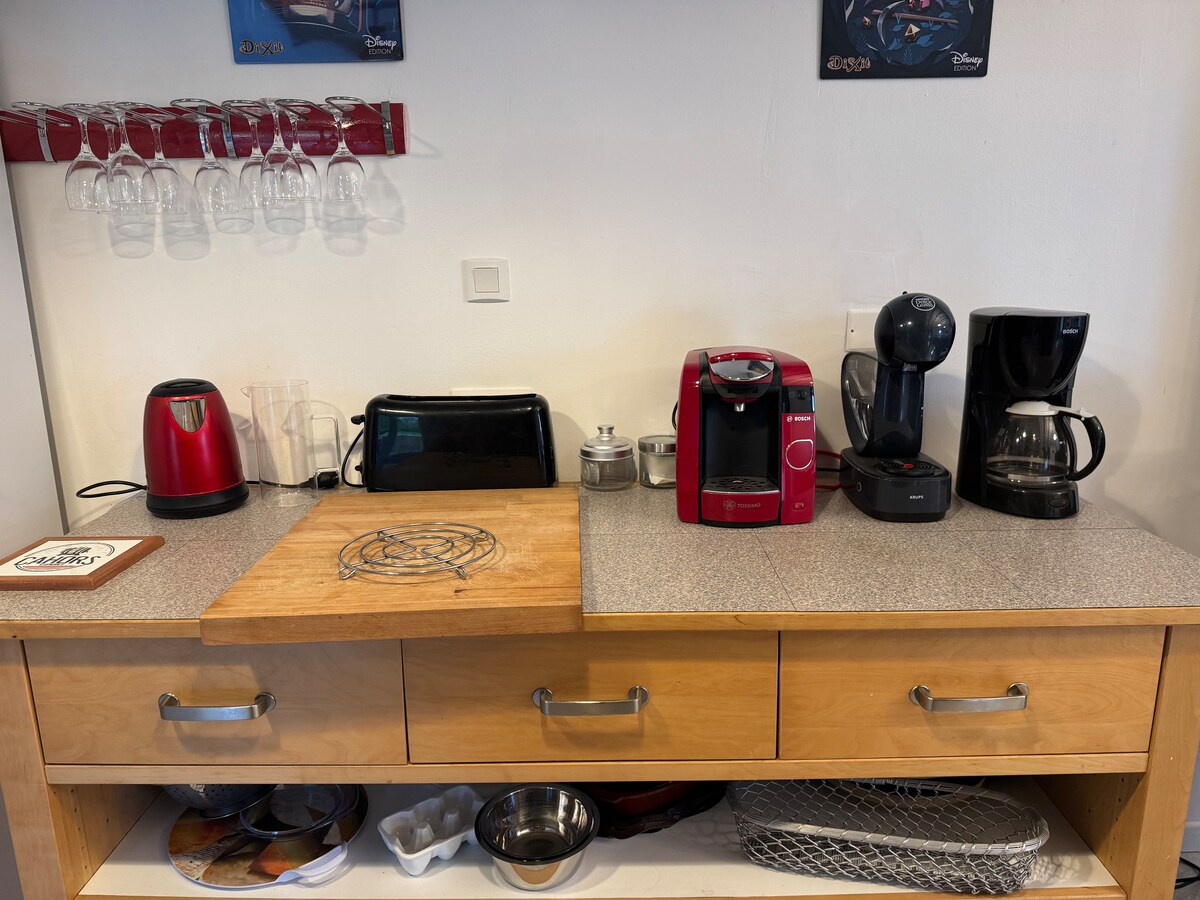 Cuisine avec appareils électroménagers