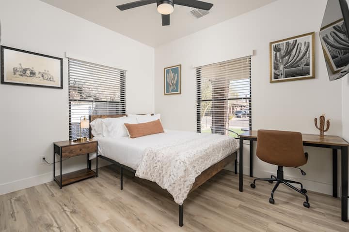 Segundo dormitorio con una nueva cama Queen Tuft & Needle. ¡Súper cómodo!