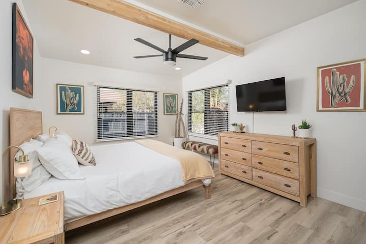 Dormitorio principal, gran lugar para relajarse con una película después de un día ajetreado en PHX.