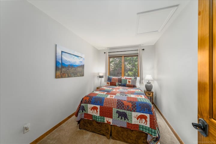 غرفة نوم كوين في الطابق العلوي.