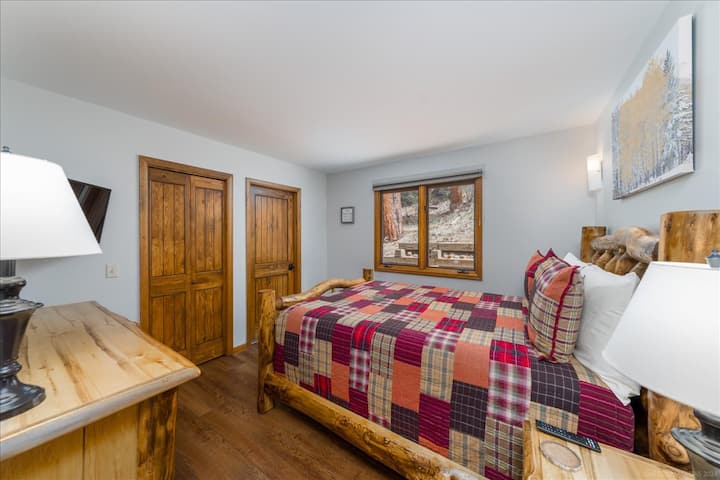 درب الغزلان مباشرة من النافذة! شواحن الهاتف على كلا الطاولتين. 