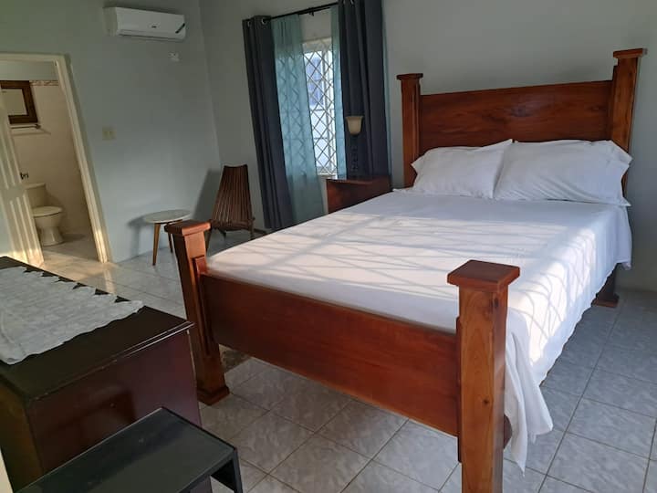 Ზედმეტი ნივთებისგან თავისუფალი საძინებელი