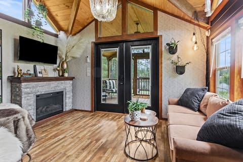 Successful Airbnb property: Urban Pines- A “tiny” Bit Glam $ Special Rate$ in Guntersville / Marshall County