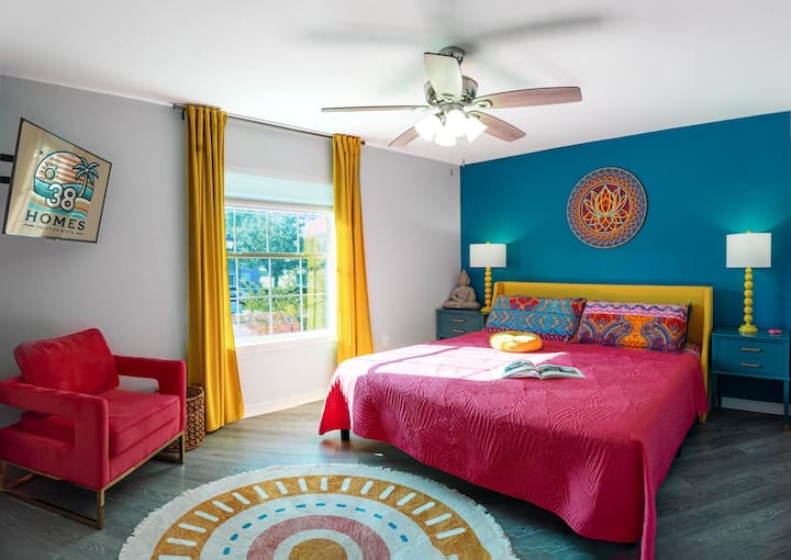 Deze ruime en kleurrijke hoofdslaapkamer biedt comfort en karakter in je luxe 30A vakantiewoning.