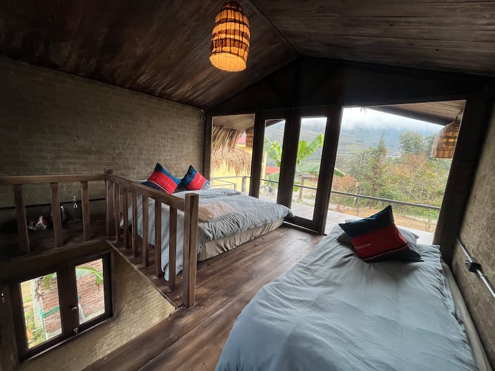 Ghorofa ya 2 ni chumba cha kulala. Kwa watu 2 tuna kitanda 1 cha watu wawili 1.6x2m, kwa mtu wa ziada tafadhali weka nafasi na ututumie ujumbe wa kitanda cha ziada. Kitanda chote tuna mito laini, shuka ya kitanda cha kupasha joto na blanketi nene ili usiwe na wasiwasi kuhusu majira ya baridi hapa ^^