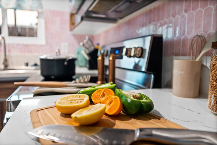 Cozy Family: KING BED• sleep 12• CRIB• bunkhouse gallery image 2