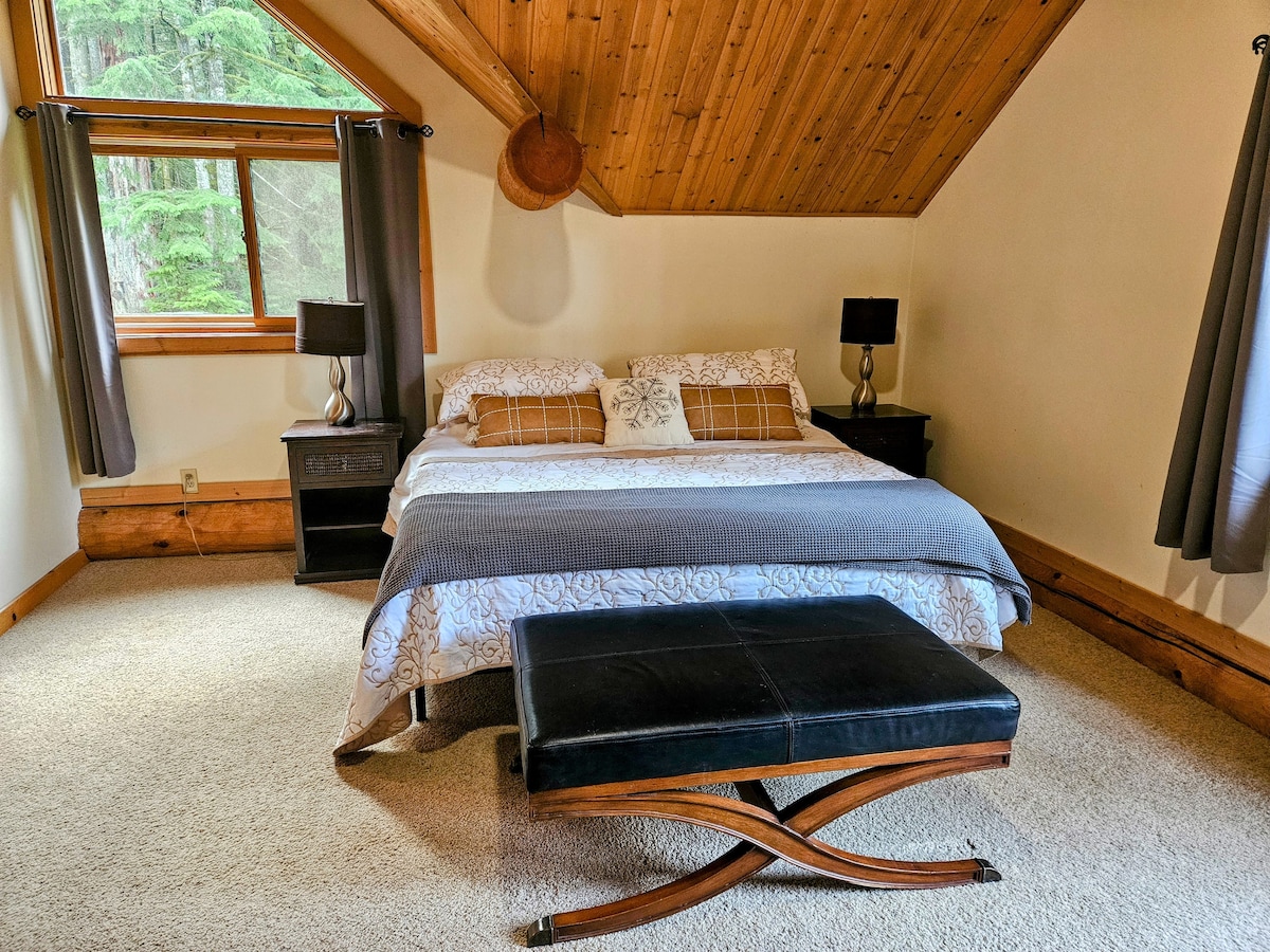 King bedroom on the 3rd floor. Deck overlooking pond and water feature. Bathroom with 2 sinks/shower/toilet