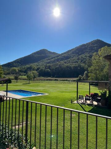 Charming Villa – Mountain Views & Pet Friendly gallery image 5