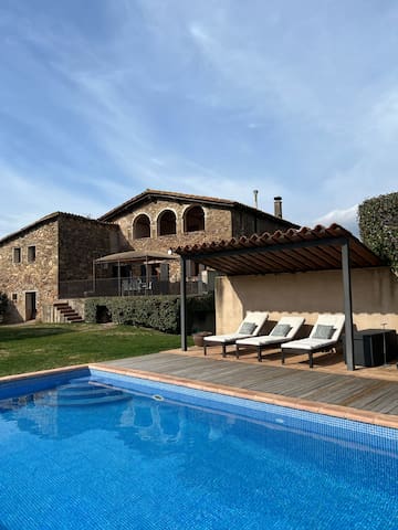 Charming Villa – Mountain Views & Pet Friendly