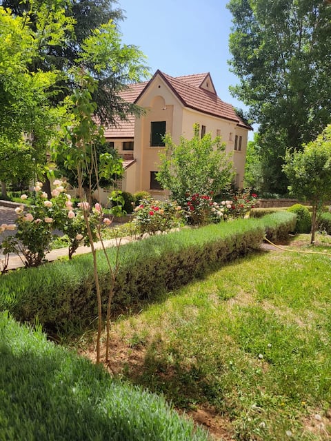 Cozy & Warm Apartment with Air Conditioning