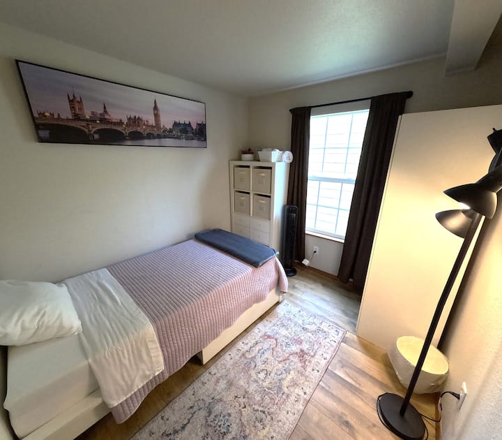 Petite Lavender room small but all of the comforts of home. fast wifi, transit one block, kitchen, laundry, backyard greenspace with edible garden in a walkable neighborhood with many restaurants. 