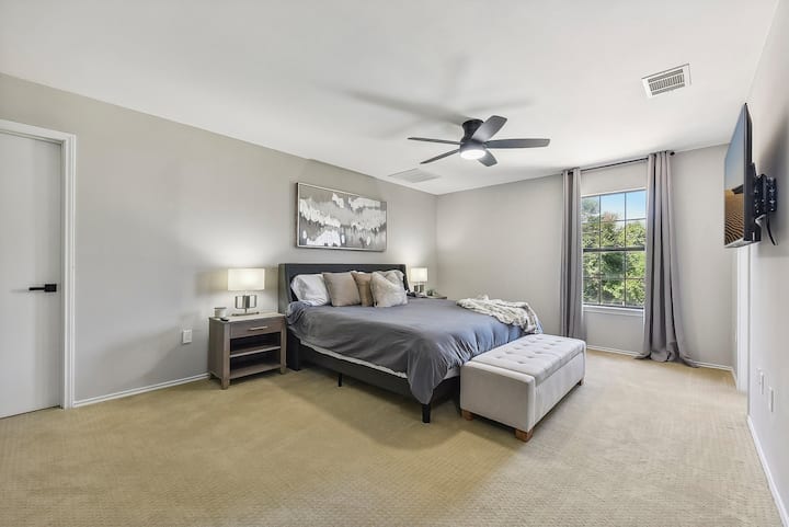 Primaria #2- ¡Cama tamaño king, espaciosa habitación privada completa con televisor Roku de 55 pulgadas y baño privado! Dormitorio muy grande con mucho espacio para dispersarse