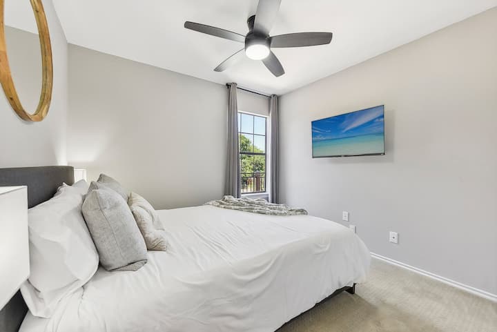 Dormitorio de invitados: nuestro dormitorio más acogedor con una cama tamaño queen, la televisión inteligente Roku de 43pulgadas (en la pared a la derecha de esta foto, fuera de marco) es un armario grande con mucho espacio colgante y estante para instalarse. (Ropa de cama de verano en esta foto)