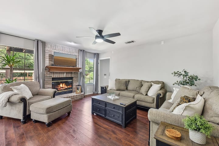 Mi lugar favorito: "The Fireplace Room", una habitación acogedora para ver la televisión mientras preparas la cena o simplemente pasar el rato y charlar un rato. Completo con televisor Roku de 43pulgadas, LED regulable y ventilador de techo que cambia la temperatura.