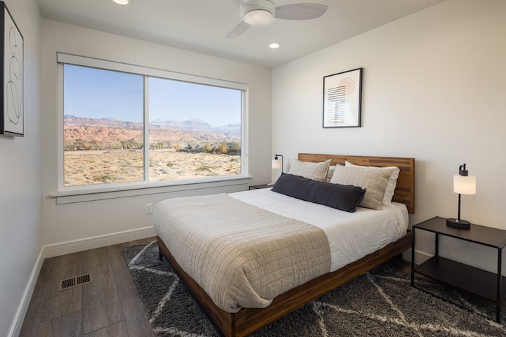 Kitanda cha malkia, mandhari ya kupendeza, kabati kubwa lenye viango, feni ya dari ya mbali, roshani 2 zilizo na taa.