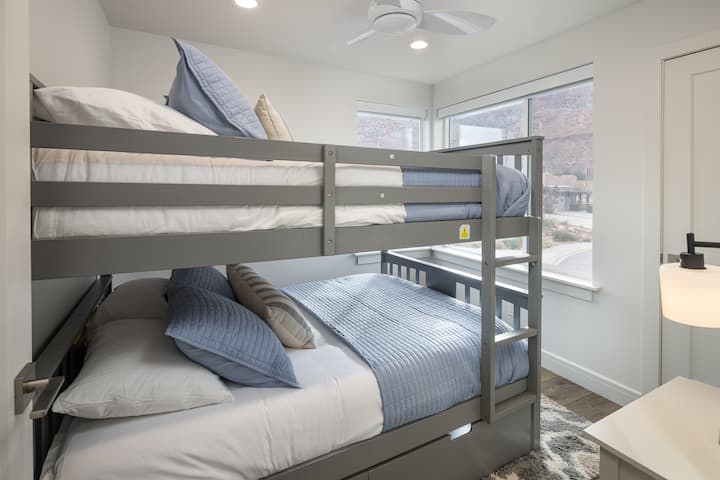 Chumba cha kitanda cha ghorofa, magodoro 2 ya ukubwa kamili, kabati, stendi ya usiku, droo 2 za chini za kuvuta kitandani.