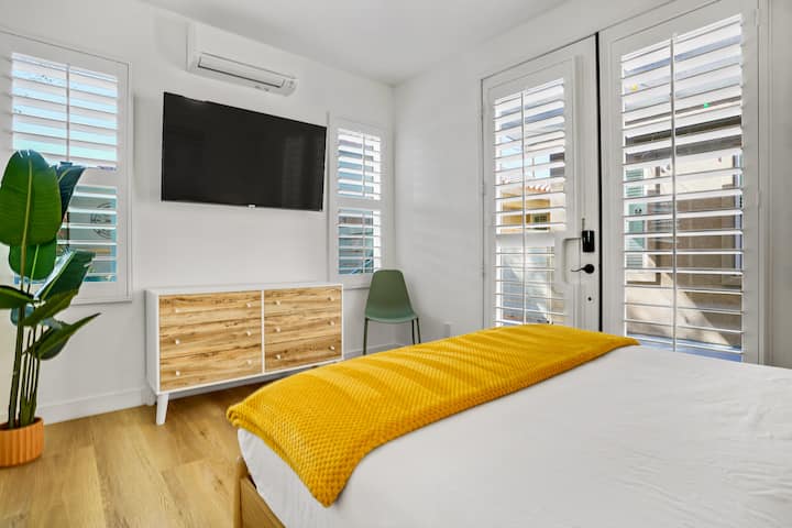 这间舒适的客栈与主屋分开，设有独立入口、卫生间、智能电视和空调，非常适合小家庭或团体入住。 