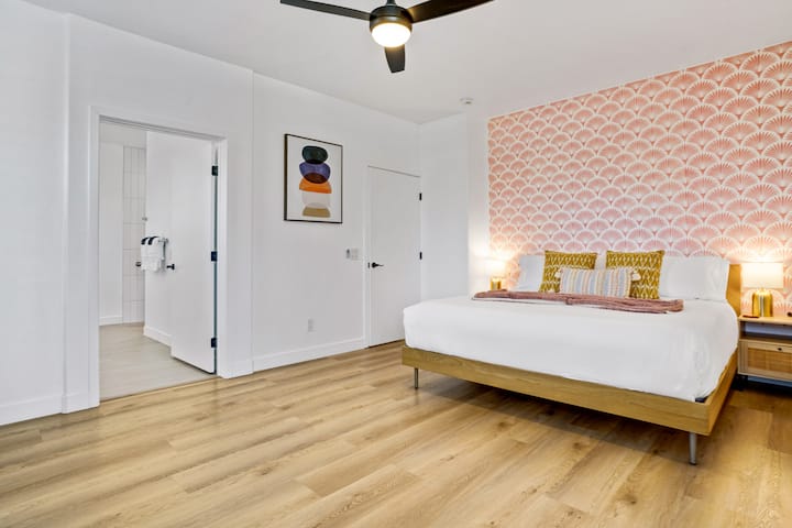 这间主卧配备独立主卫生间，您可以在此放松身心。