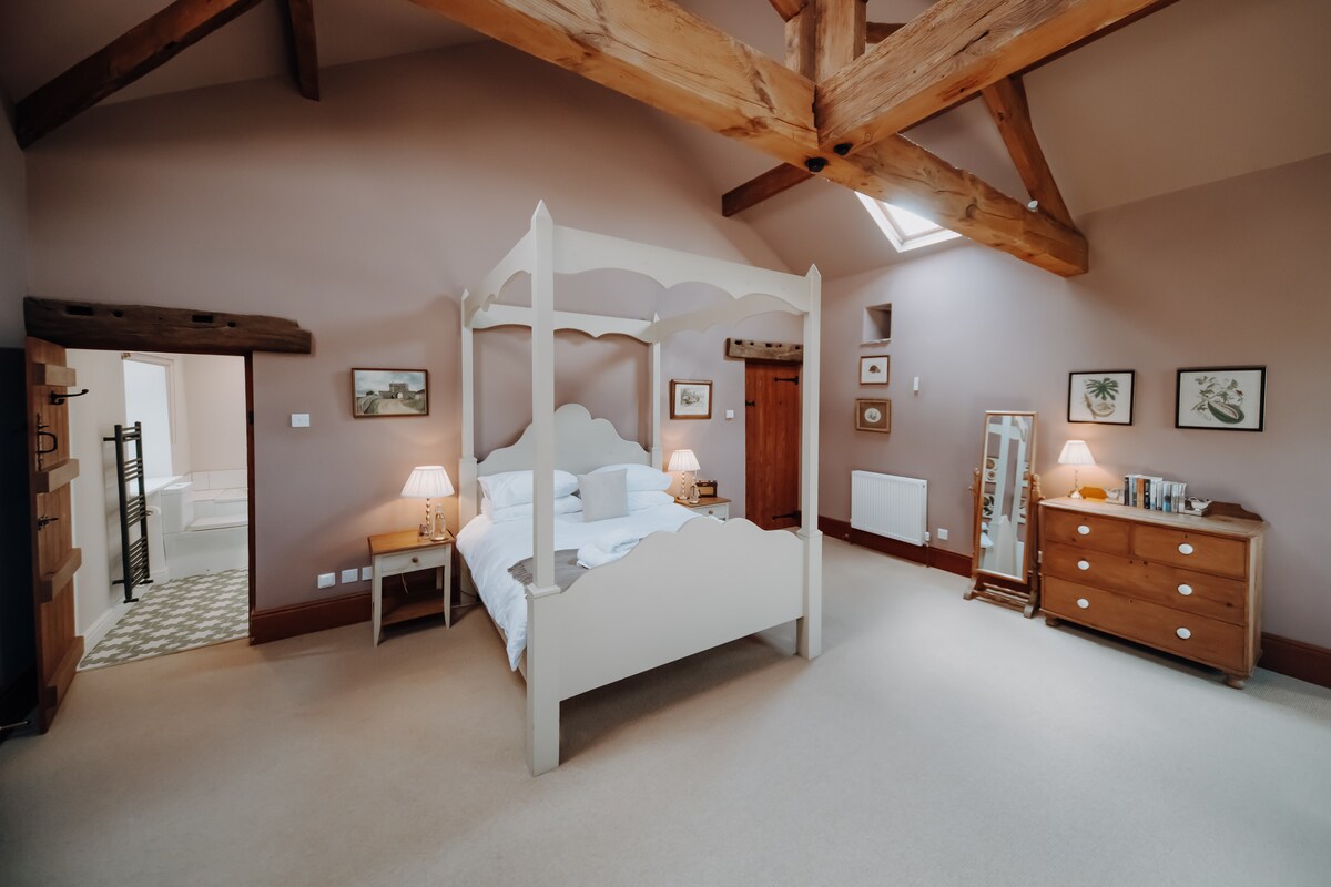 غرفة نوم مذهلة بسقف مقبب.  
سرير بحجم كبير بأربعة أعمدة مع بياضات قطنية 100% 