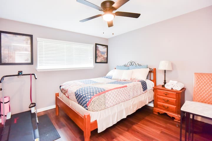 您会注意到房间的宽敞空间。 标准双人床的布置完美，为舒适的睡眠安排提供，同时为跑步机提供充足的地板空间。