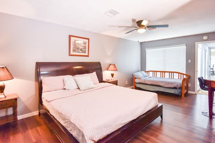 主卧室非常宽敞，配有一张舒适的加大双人床和一张带脚轮的日光浴床。