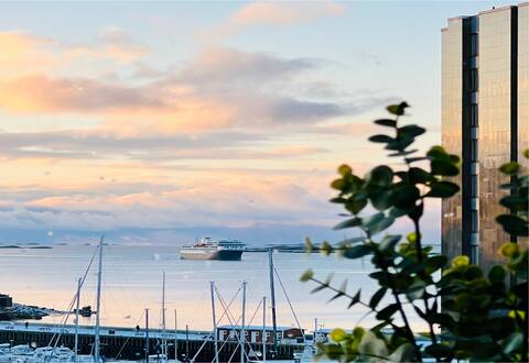 Hotel-like Comfort & Ocean Views over City Harbour