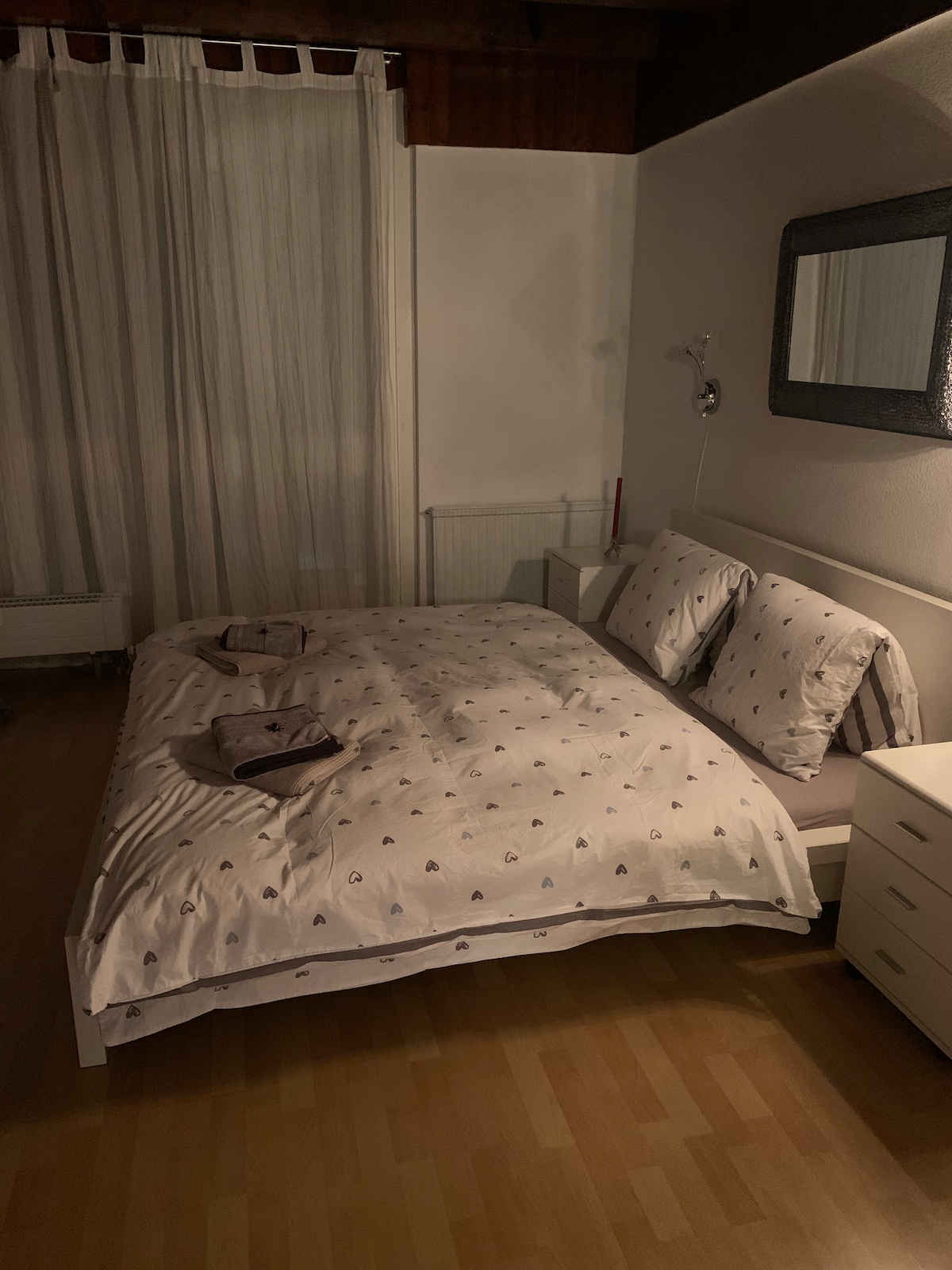 لا تحتوي هذه الغرفة على مظلم كامل. من الممكن إعداد سرير سفر للأطفال (متاح في الشقة).