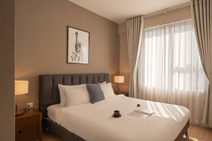 Hyggeligt soveværelse med kingsize-dobbeltseng med memory foam-madras, behagelige bløde mikrogelpuder, sengetøj i hotelkvalitet og garderobe.
