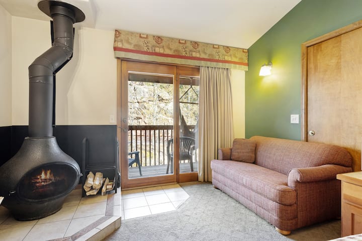 Queen Room W/ River View - Estes Park, CO