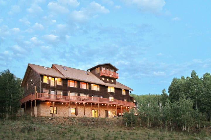 Awe-Inspiring Mtn Lodge w/hot tub for large groups