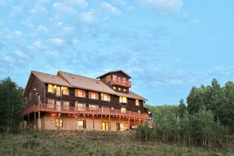 Awe-Inspiring Mtn Lodge w/hot tub for large groups