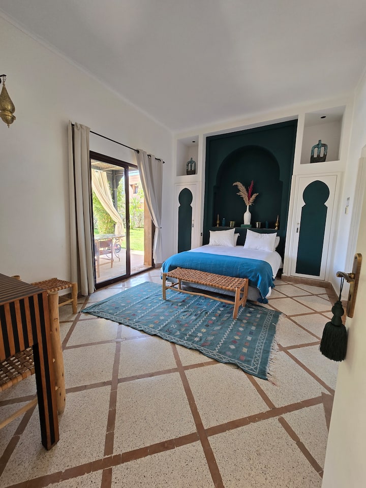 Suite Verde «Akhdar» con una superficie de 24 m² situada en la planta baja y abierta al jardín/alberca, con vista panorámica