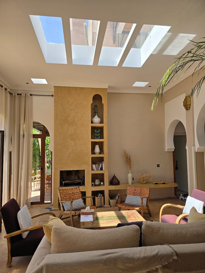 Patio beldi con chimenea y tragaluz que deja entrar la luz natural: fresco en verano y cálido en invierno...