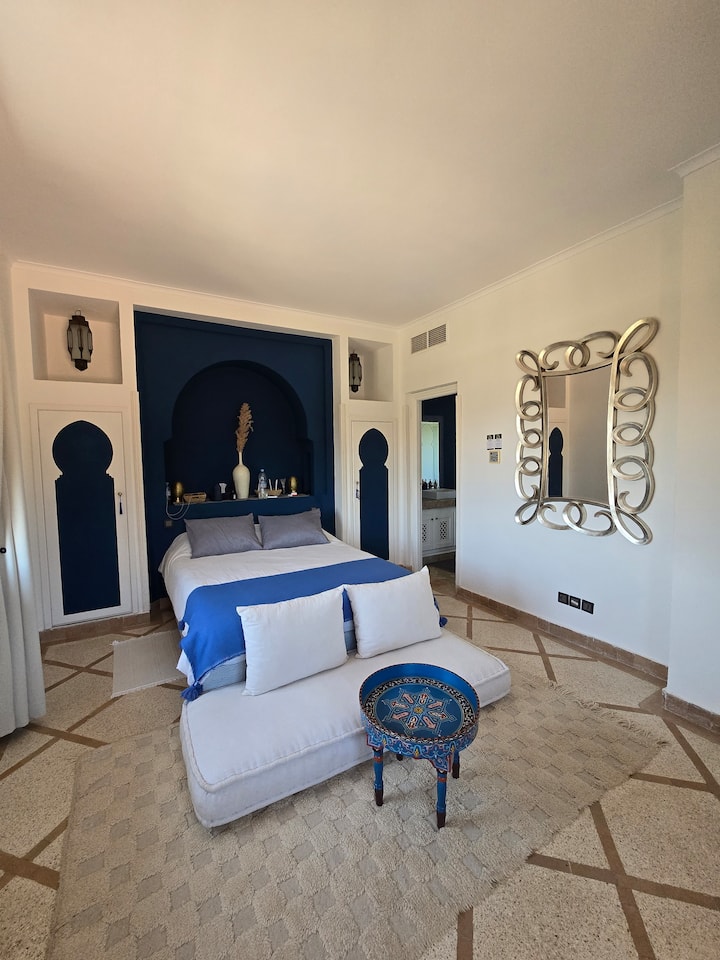 Suite Azul «Azrak» ubicada en el primer piso, con una superficie de 25 m² y baño privado con tina