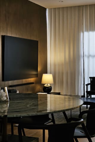 Family-Friendly 3 Levels Near Airport/Beach/City gallery image 2