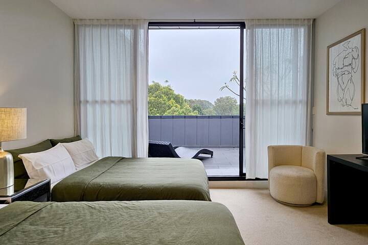 Family-Friendly 3 Levels Near Airport/Beach/City gallery image 5