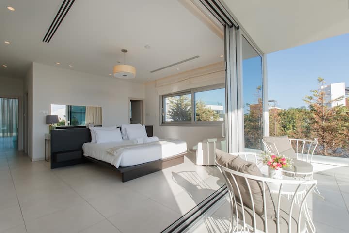 Ova spavaća soba ima jedan bračni krevet