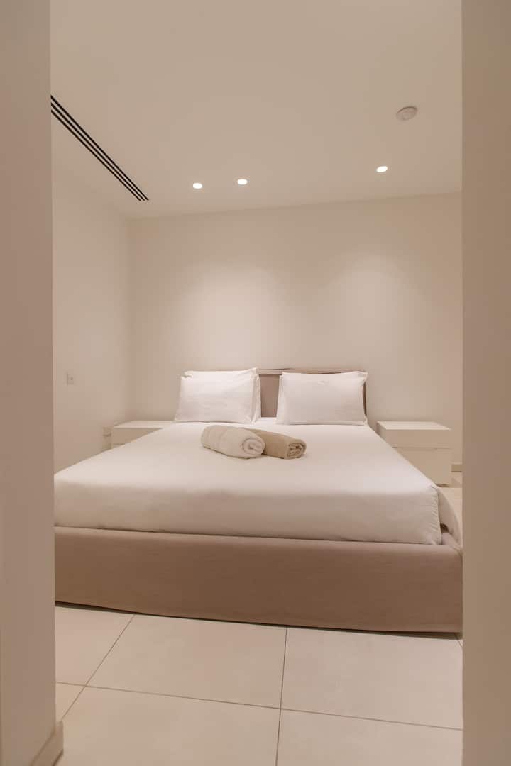 Ova spavaća soba ima jedan bračni krevet 