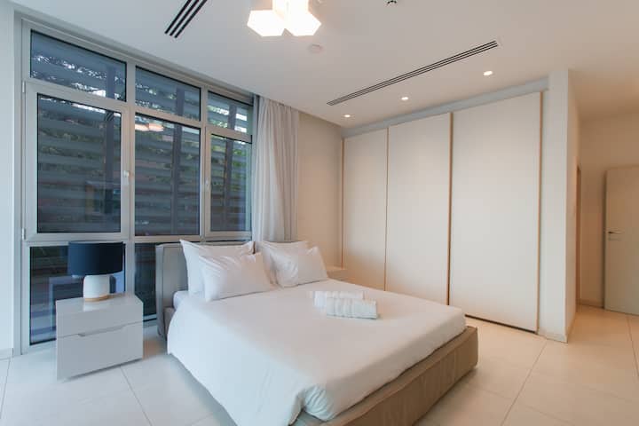 Ova spavaća soba ima jedan bračni krevet