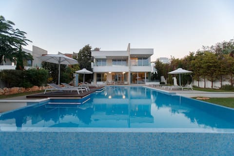 Emerald Luxury Seaview Villa: Private Pool, Family