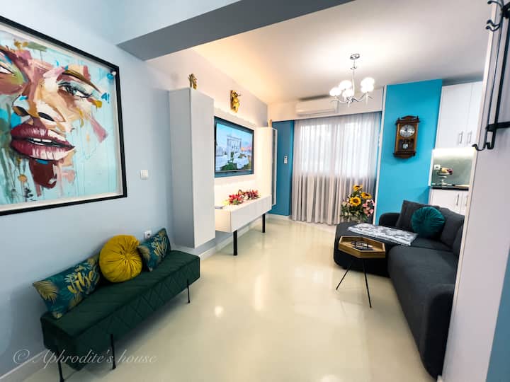 Disfruta de una amplia sala de estar con sofá cama, TV inteligente y aire acondicionado para el aire caliente o frío. Perfecto para las acogedoras noches de Netflix después de explorar Atenas, este acogedor espacio ofrece comodidad y relajación para que te relajes y recargues energías.