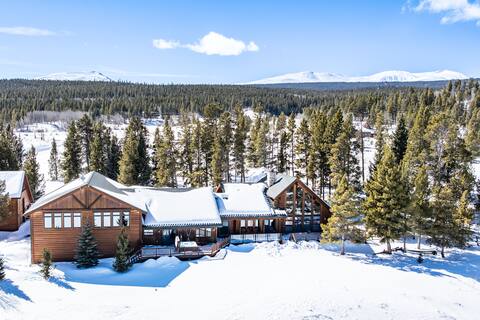 Classic 7 bedroom mountain lodge 30 min. to Breck