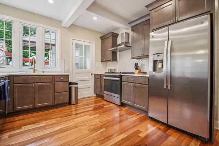 An Urban Paradise near ALL – The Entire Home gallery image 5