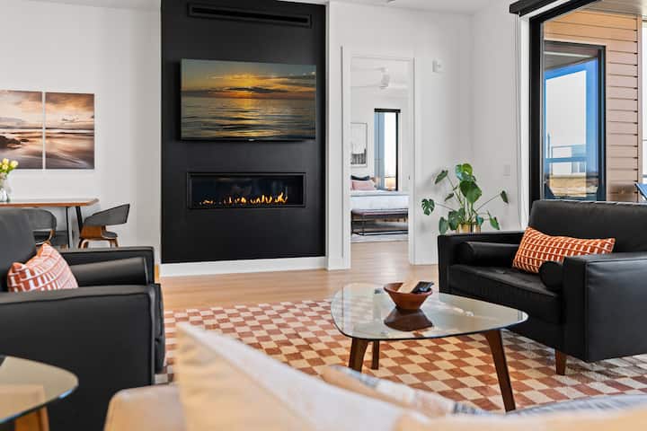 Luxe Downtown 2br Condo • Walkable • Parking + Gym - Holland, MI