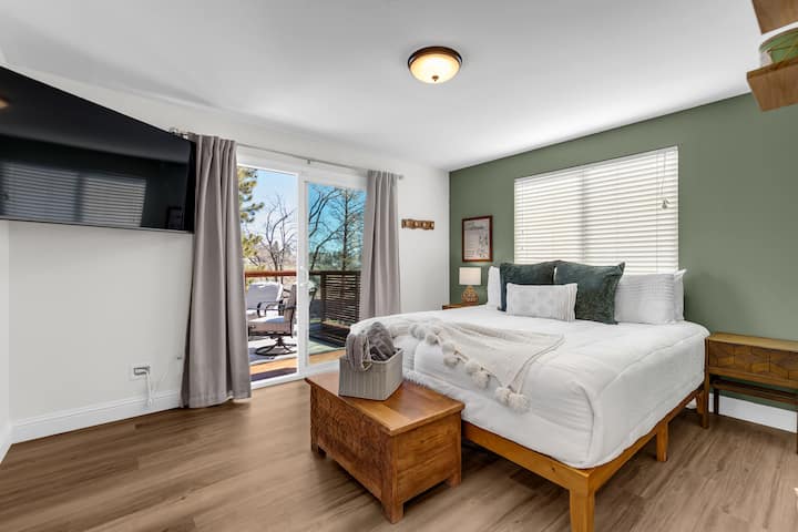 Baño principal con control deslizante a la chimenea y asientos en el patio.