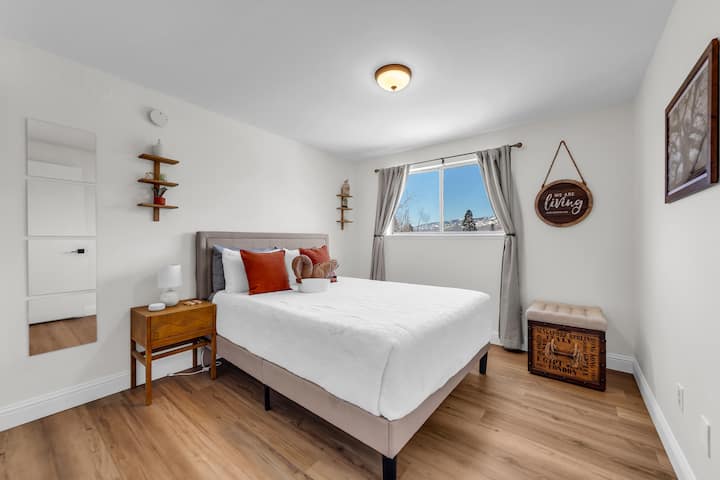 Habitación blanca: dormitorio queen con vistas a la montaña y armario personalizado.